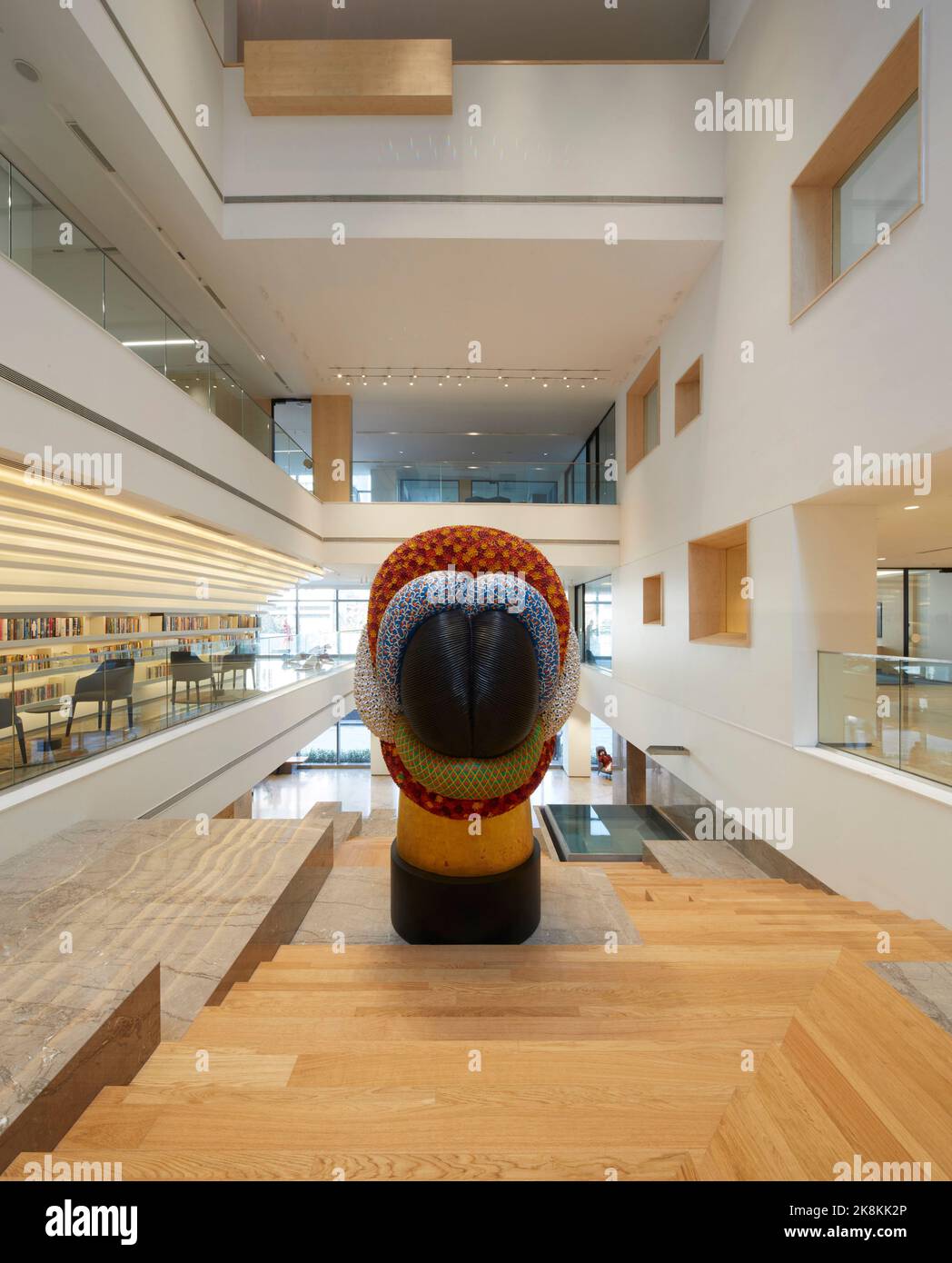 Nach hinten vom Atrium nach vorne. RP Sajiv Goenka Group - Unternehmenszentrale, Kalkutta, Indien. Architekt: Abin Design Group , 2019. Stockfoto