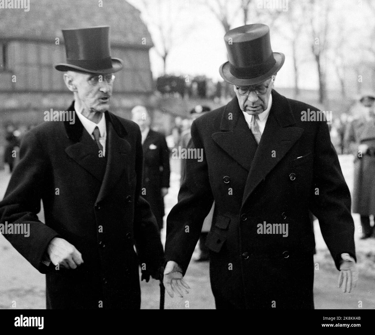 Oslo 195203. König Gustaf Adolf und Königin Louise von Schweden werden offiziell in Norwegen besucht. Hier Blätter (beide mit Zahnseide Hut. Foto: NTB / NTB Stockfoto