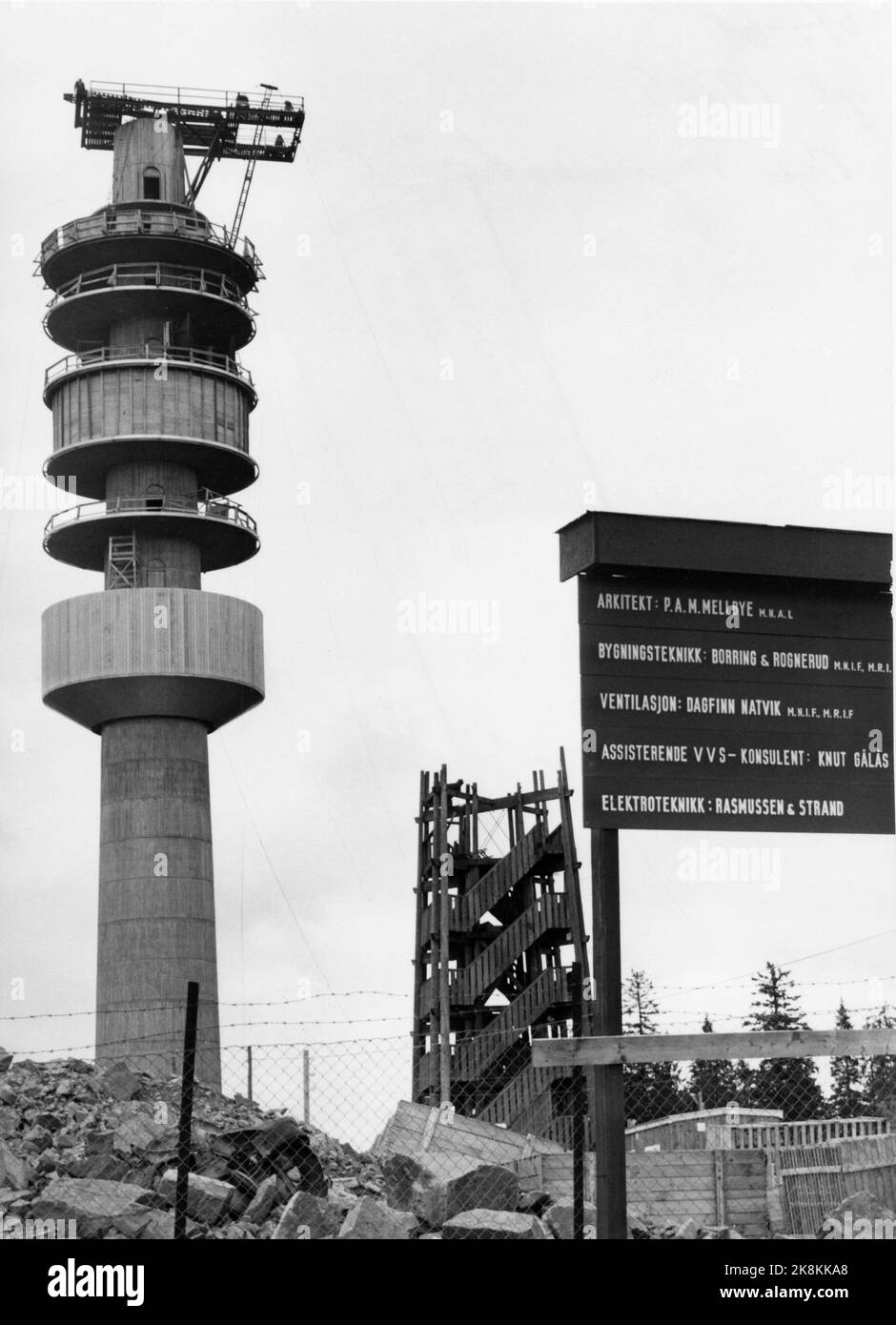 Oslo 19610706: Der neue Tryvann-Turm nähert sich der Fertigstellung. Th. Der alte Tryvann Turm. Foto: NTB / NTB Stockfoto