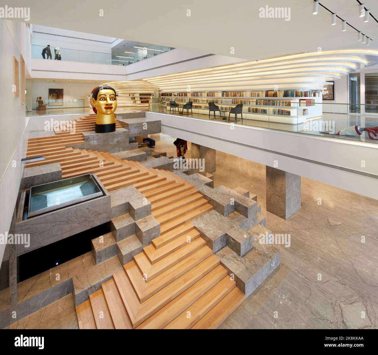 Blick über das Atrium. RP Sajiv Goenka Group - Unternehmenszentrale, Kalkutta, Indien. Architekt: Abin Design Group , 2019. Stockfoto