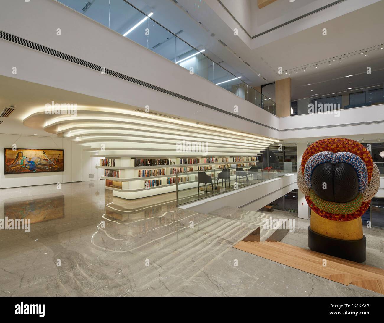 Atrium. RP Sajiv Goenka Group - Unternehmenszentrale, Kalkutta, Indien. Architekt: Abin Design Group , 2019. Stockfoto