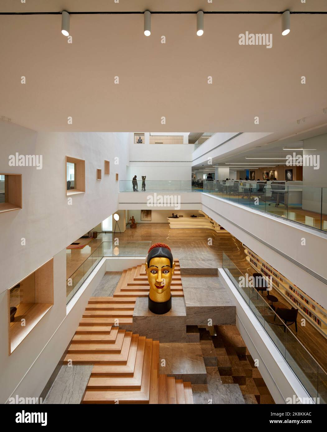 Blick über das Atrium. RP Sajiv Goenka Group - Unternehmenszentrale, Kalkutta, Indien. Architekt: Abin Design Group , 2019. Stockfoto