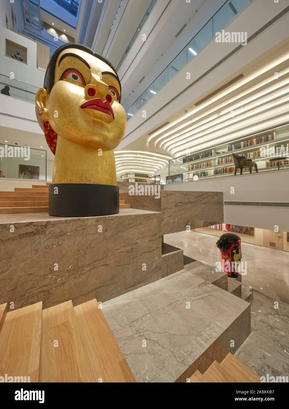 Atrium. RP Sajiv Goenka Group - Unternehmenszentrale, Kalkutta, Indien. Architekt: Abin Design Group , 2019. Stockfoto