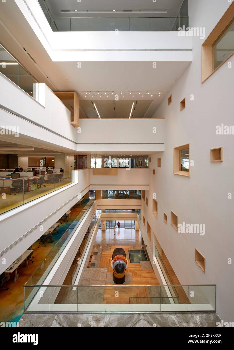 Atrium. RP Sajiv Goenka Group - Unternehmenszentrale, Kalkutta, Indien. Architekt: Abin Design Group , 2019. Stockfoto