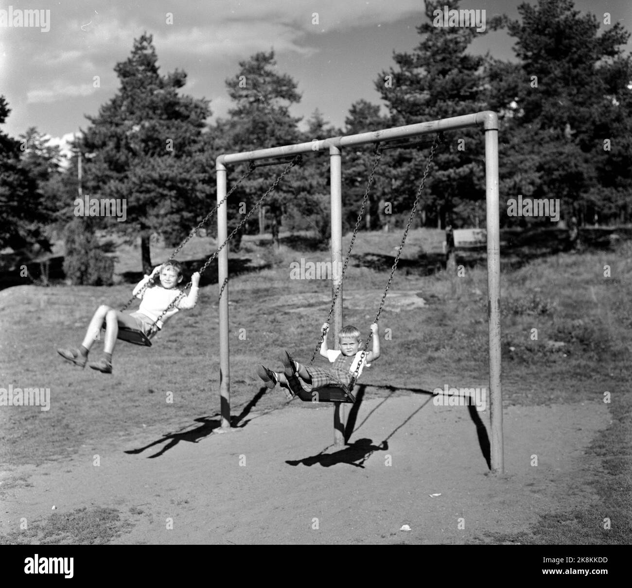Oslo etwa 1955 viele Familien sind in die neue düstere Stadt Lambertsetter gezogen. Hier Kinder, die spielen / erinnern sich auf einem Rack. Foto; Bildmitte / ntb Stockfoto
