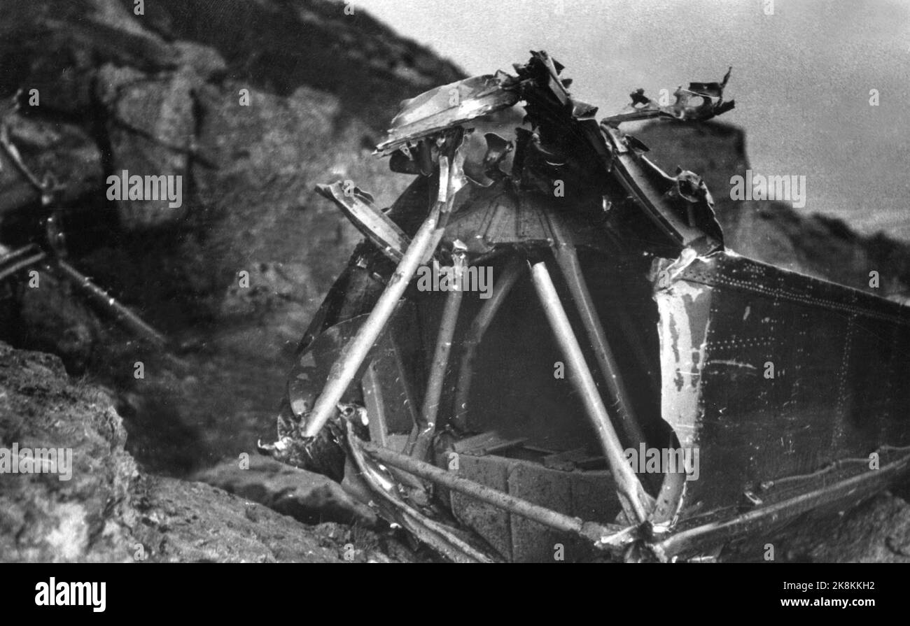 Hyllestad 19360616 'Seeadler' - der Unfall. Flugwrack des Flugzeugs "Seeadler" der Seeadler-Unfall war der erste Flugzeugabsturz bei zivilen Linienflügen in Norwegen. Der Unfall ereignete sich am 16. Juni 1936 am Berg Lihesten in der Gemeinde Hyllestad, auf der Nordseite der Mündung des Sognefjords. Um sieben Uhr morgens flog das Flugzeug mit dem Namen des Seeadlers (wegen Nebel) in die Bergwand. Jeder an Bord, eine Besatzung von vier und drei Passagieren, hat bei dem Unfall ums Leben gekommen. Foto: NTB Stockfoto