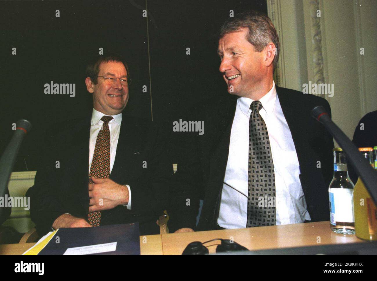 Kopenhagen, Dänemark 19961111: Premierminister Thorbjørn Jagland führt ein fröhliches Gespräch mit Dänemarks Premierminister Poul Nyrup Rasmussen. NTB-Foto: Jon EEG / NTB-Besuch / Dänemark / Treffen Stockfoto