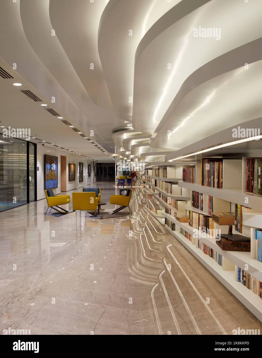 Atriumbibliothek. RP Sajiv Goenka Group - Unternehmenszentrale, Kalkutta, Indien. Architekt: Abin Design Group , 2019. Stockfoto