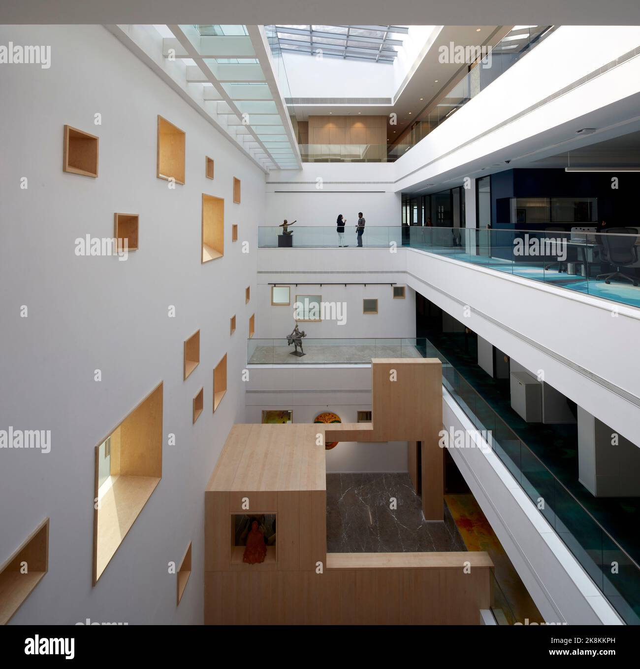 Atrium. RP Sajiv Goenka Group - Unternehmenszentrale, Kalkutta, Indien. Architekt: Abin Design Group , 2019. Stockfoto