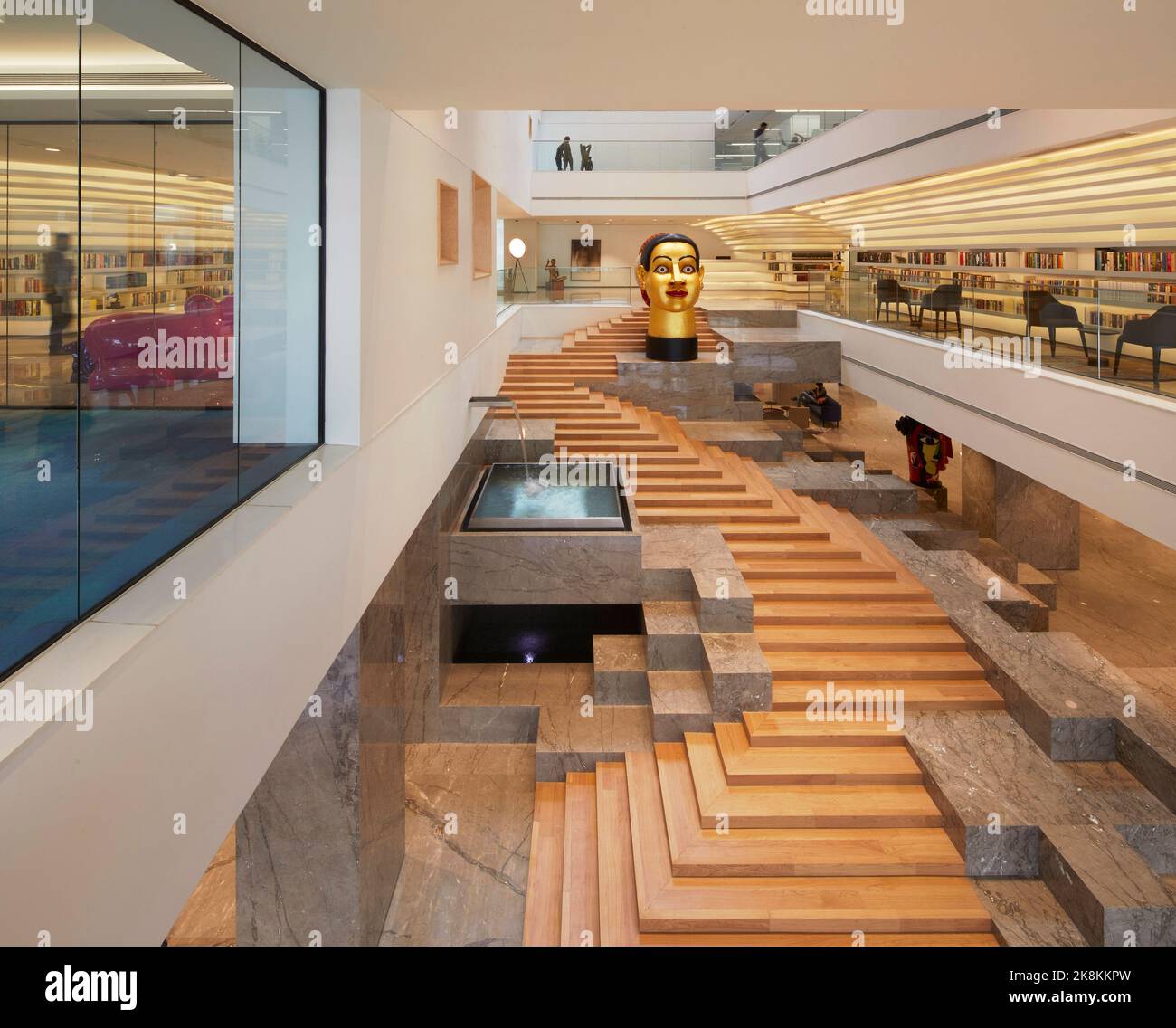 Atrium. RP Sajiv Goenka Group - Unternehmenszentrale, Kalkutta, Indien. Architekt: Abin Design Group , 2019. Stockfoto