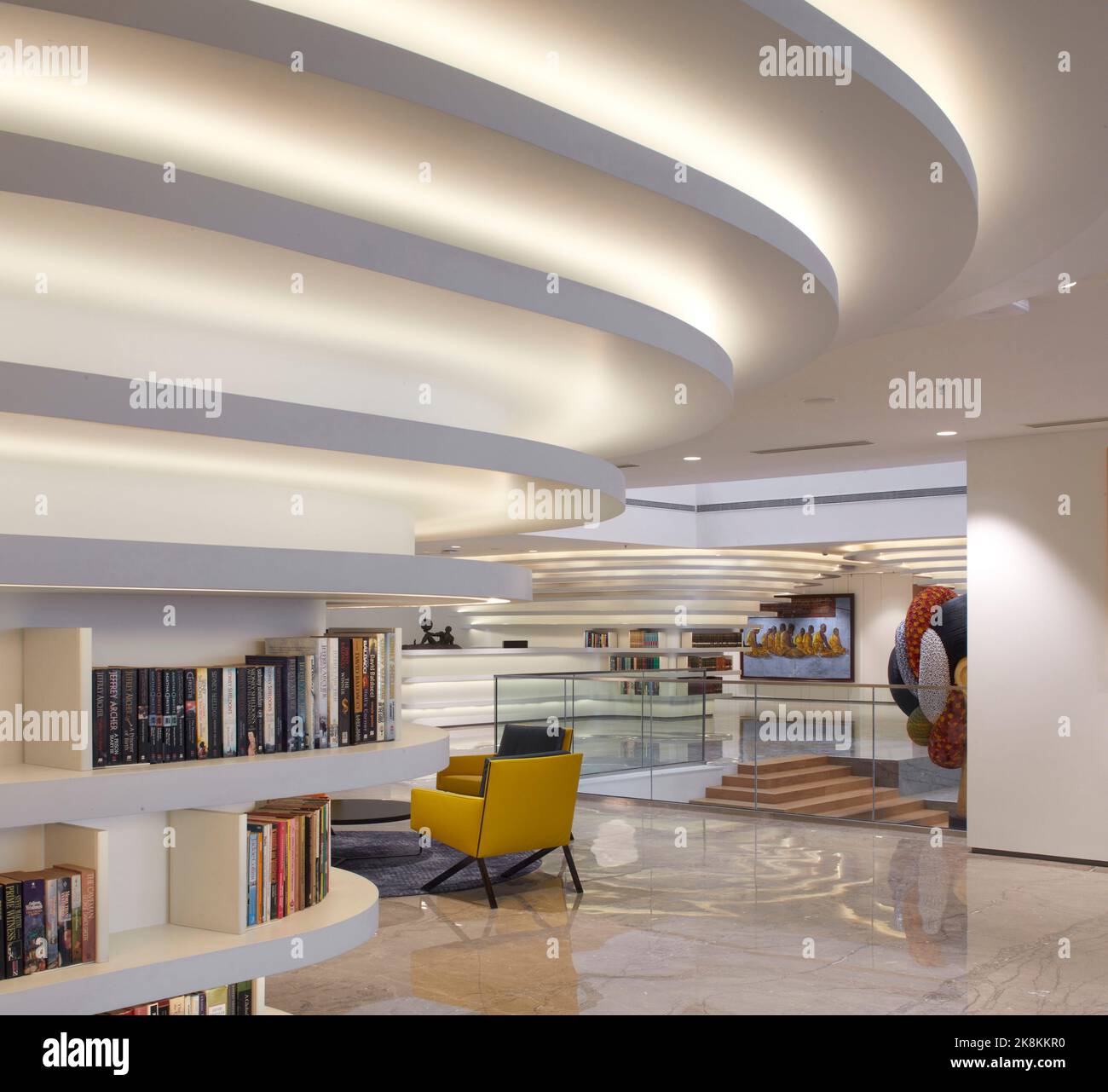 Atriumbibliothek. RP Sajiv Goenka Group - Unternehmenszentrale, Kalkutta, Indien. Architekt: Abin Design Group , 2019. Stockfoto