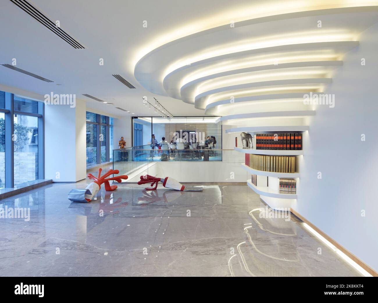 Atriumbibliothek. RP Sajiv Goenka Group - Unternehmenszentrale, Kalkutta, Indien. Architekt: Abin Design Group , 2019. Stockfoto