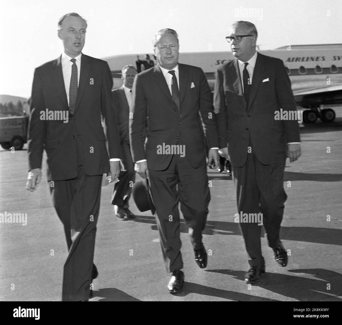 Oslo 19630613. Edward Heath, Handels- und Industrieminister und stellvertretender Außenminister des Vereinigten Königreichs (die britische Konservative Partei) besucht Norwegen. Heath kommt am 13. Juni 1962 am Flughafen Oslo Fornebu an. Heath trifft sich mit dem britischen Botschafter Patrick Fr. Hancock (v.v.) und Staatssekretär Hans Engen. Foto: Erik Thorberg/NTB Stockfoto