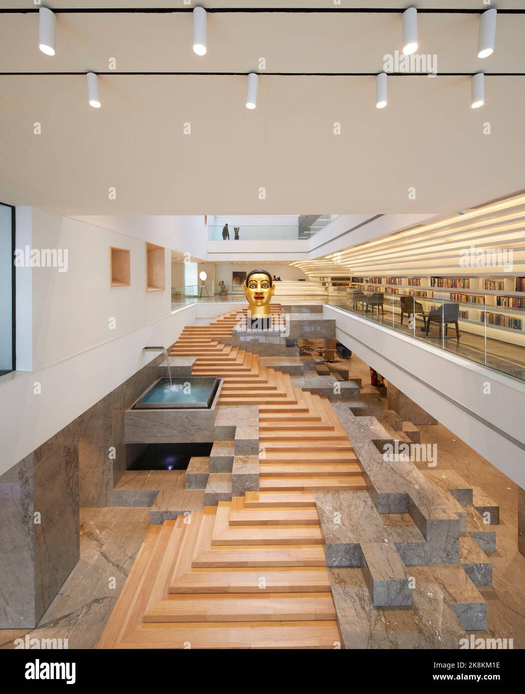 Atrium. RP Sajiv Goenka Group - Unternehmenszentrale, Kalkutta, Indien. Architekt: Abin Design Group , 2019. Stockfoto