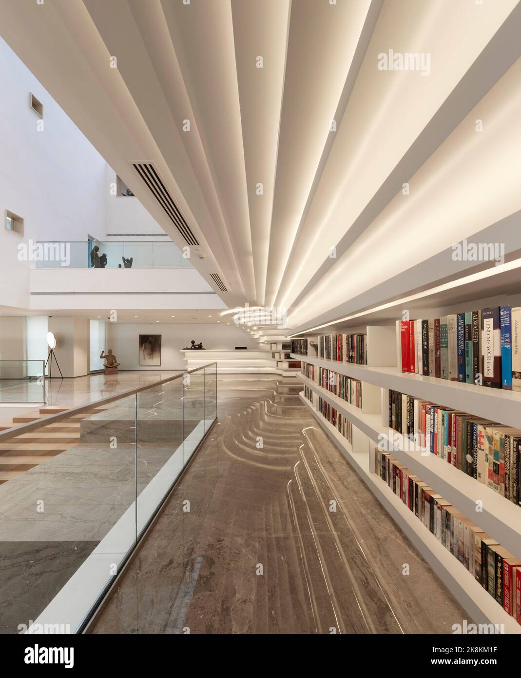 Atriumbibliothek. RP Sajiv Goenka Group - Unternehmenszentrale, Kalkutta, Indien. Architekt: Abin Design Group , 2019. Stockfoto