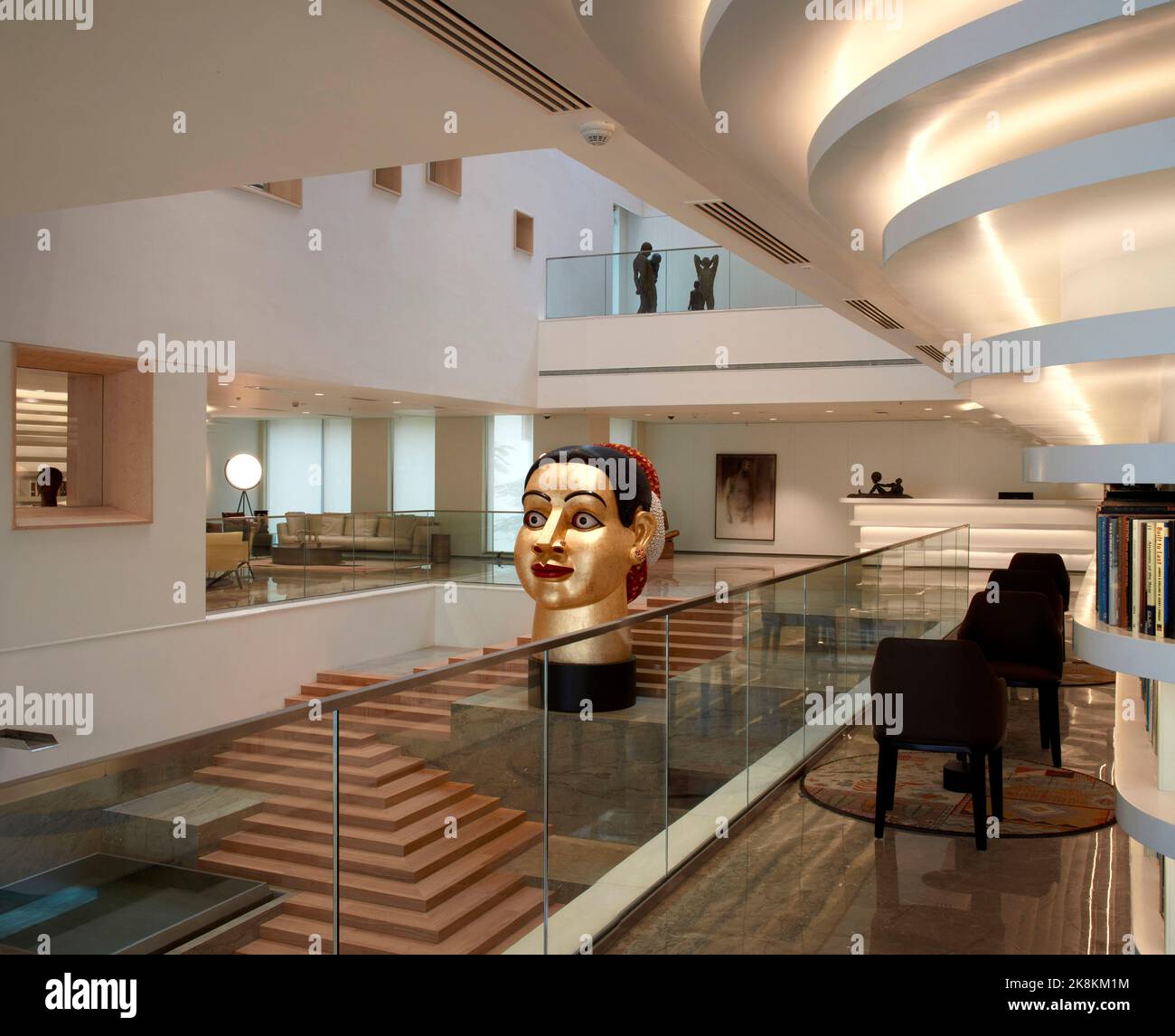 Atrium. RP Sajiv Goenka Group - Unternehmenszentrale, Kalkutta, Indien. Architekt: Abin Design Group , 2019. Stockfoto