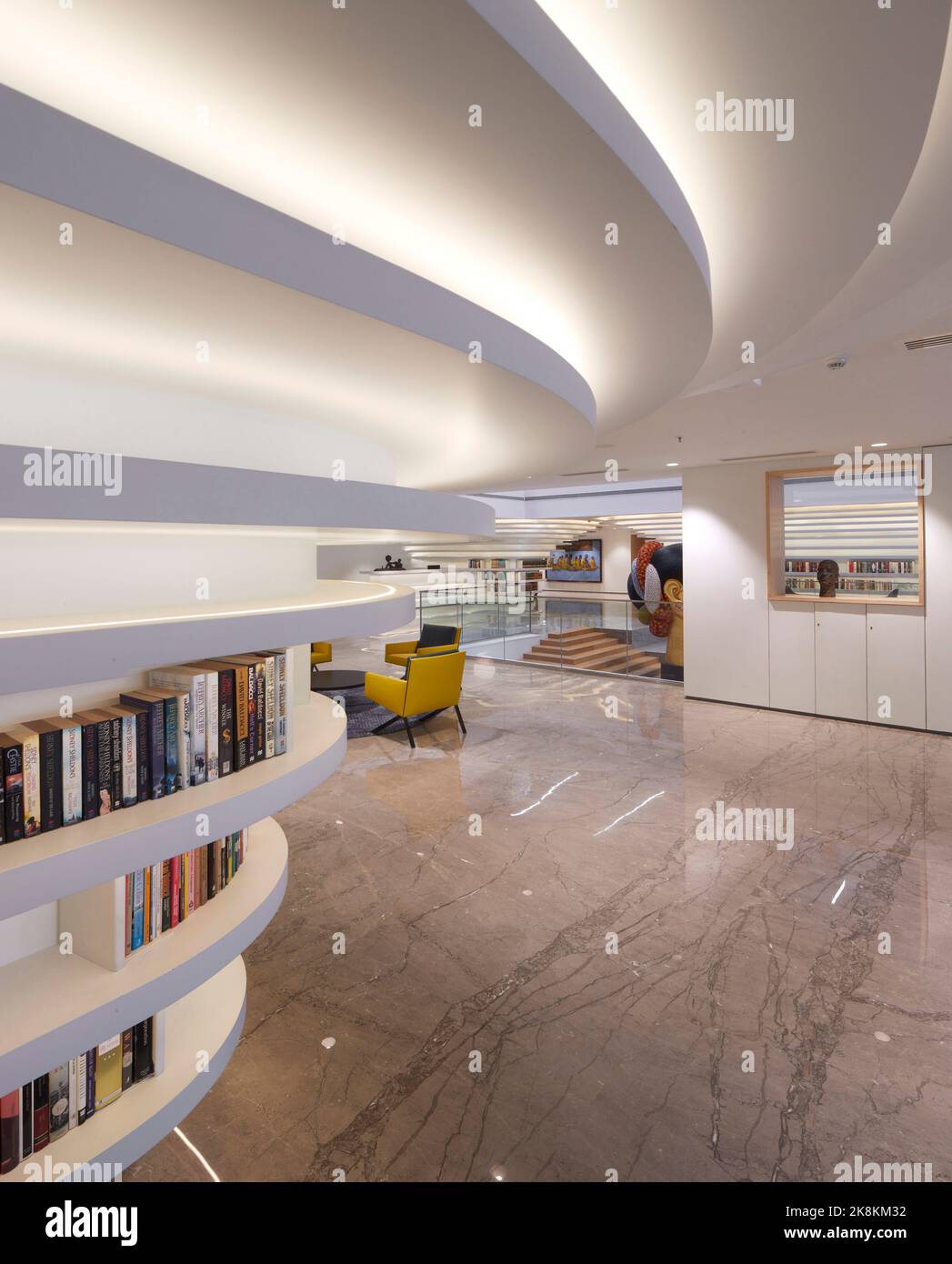Atriumbibliothek. RP Sajiv Goenka Group - Unternehmenszentrale, Kalkutta, Indien. Architekt: Abin Design Group , 2019. Stockfoto