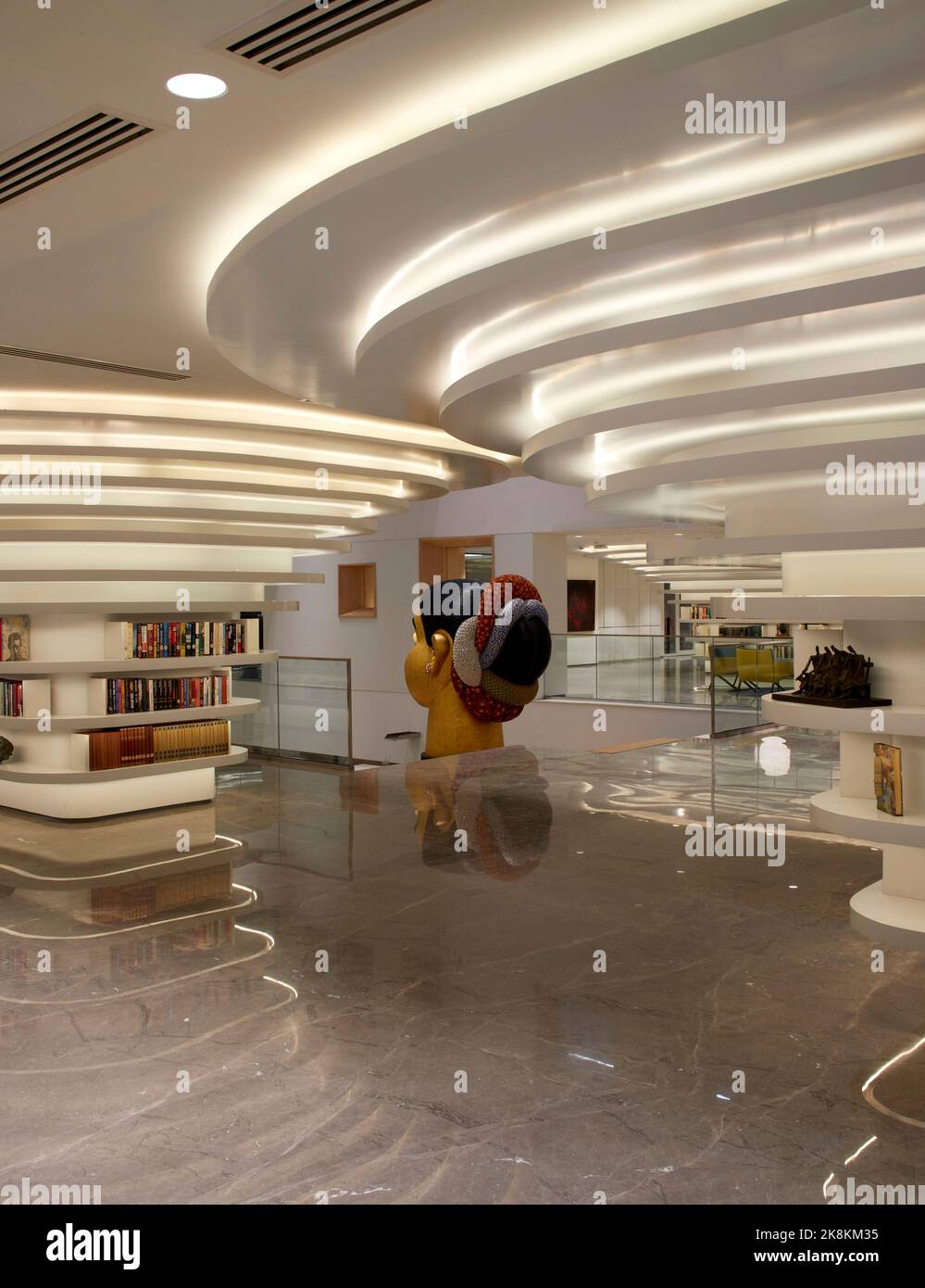 Atriumbibliothek. RP Sajiv Goenka Group - Unternehmenszentrale, Kalkutta, Indien. Architekt: Abin Design Group , 2019. Stockfoto