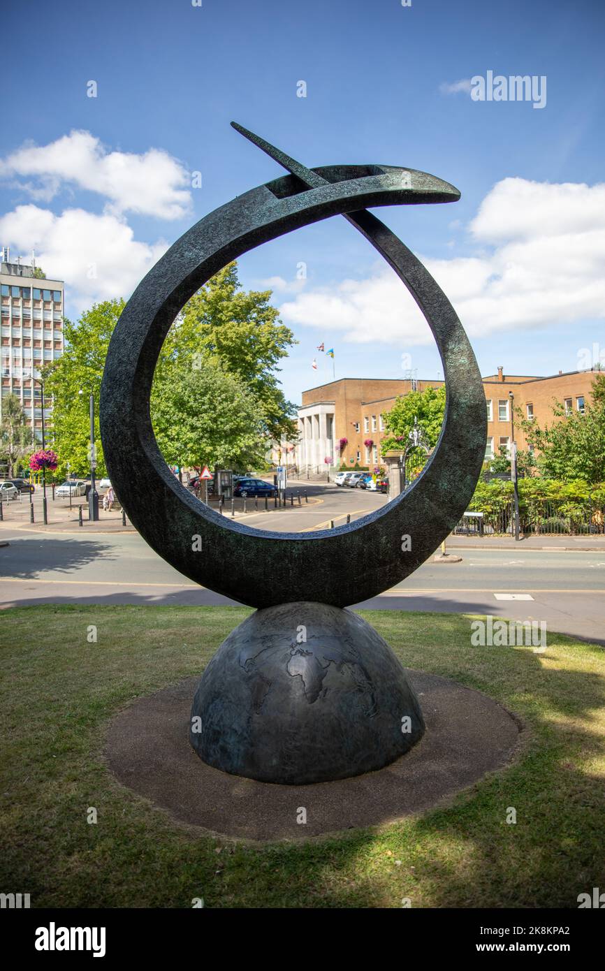Eine vertikale Aufnahme des Frank Whittle Memorial in Rugby, England Stockfoto