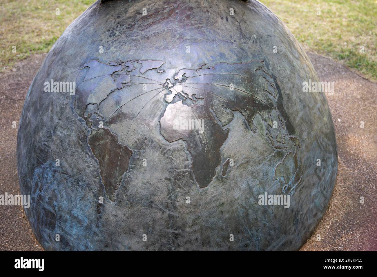 Eine detaillierte Nahaufnahme des Frank Whittle Memorial in Rugby, England Stockfoto