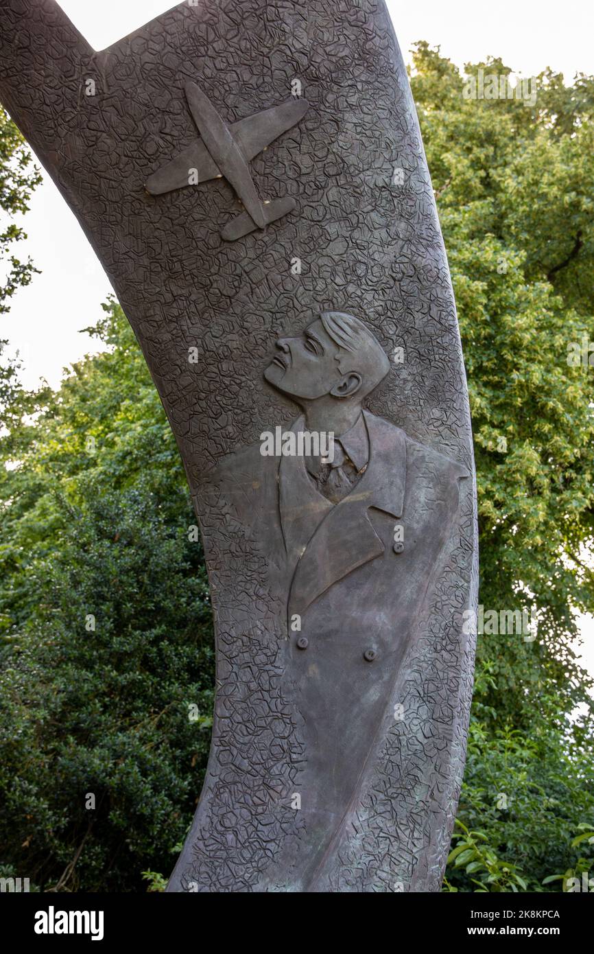 Eine detaillierte Nahaufnahme des Frank Whittle Memorial in Rugby, England Stockfoto