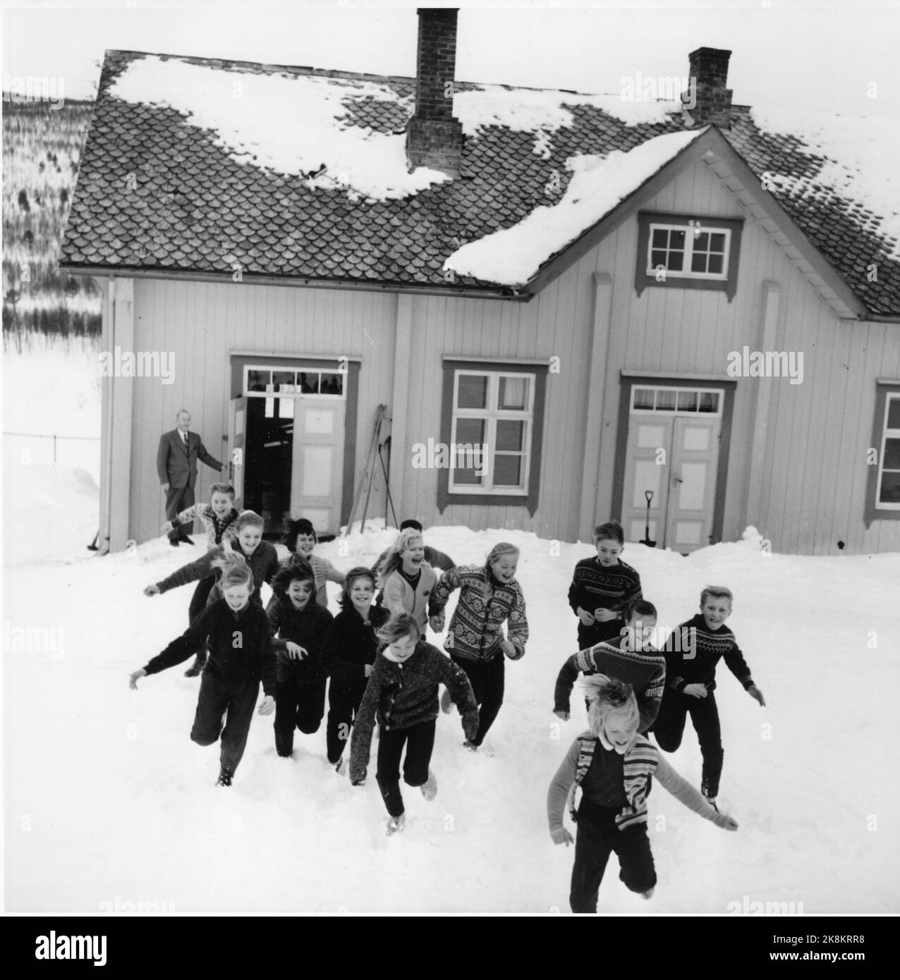 Vats 1962. Privatschule in Vats im Bergdorf Hallingdal gehen die Menschen gegen Behörden und Schulzentren und nehmen die Sache selbst in die Hand. Hallingdal-Grenda Vats wird Schulgebäude für 100.000 NOK bereisen. Auf privater Basis 800 m.h. ' Foto: Aage Storløkken / Aktuell / NTB Stockfoto