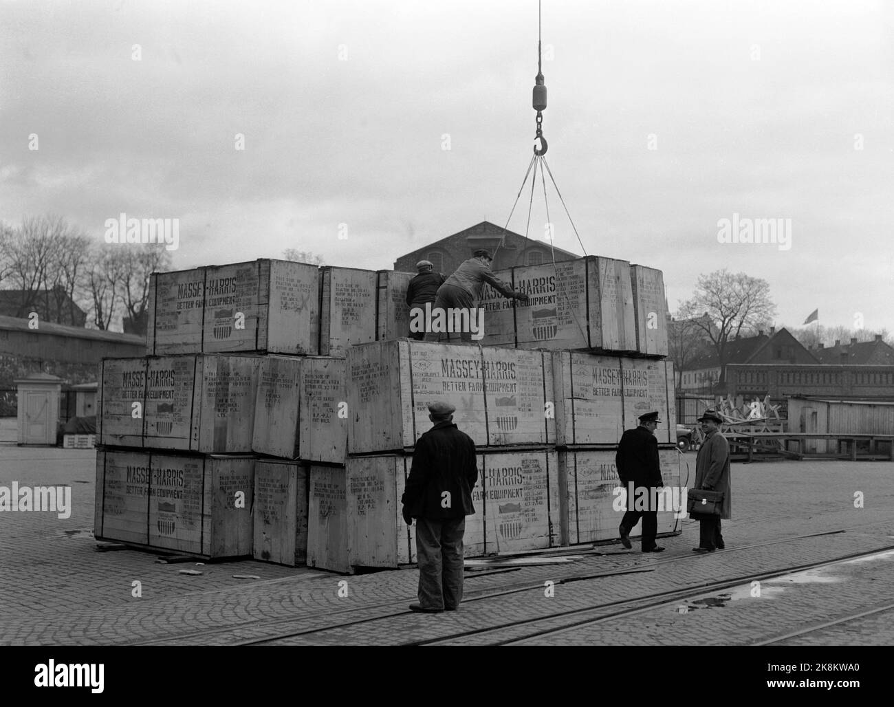 Oslo 19500411 Marshallhjelpen: Norwegen erhält wie andere europäische Länder Unterstützung in Form von Darlehen und Geschenken für den Wiederaufbau der Vereinigten Staaten nach dem sogenannten Marshallplan. Hier wird Landmaschinen von Massey Harris vom Schiff Venezuela entladen. Große Holzkisten mit Marshallhjelpens Emblem am Kai. Foto: NTB / NTB Stockfoto