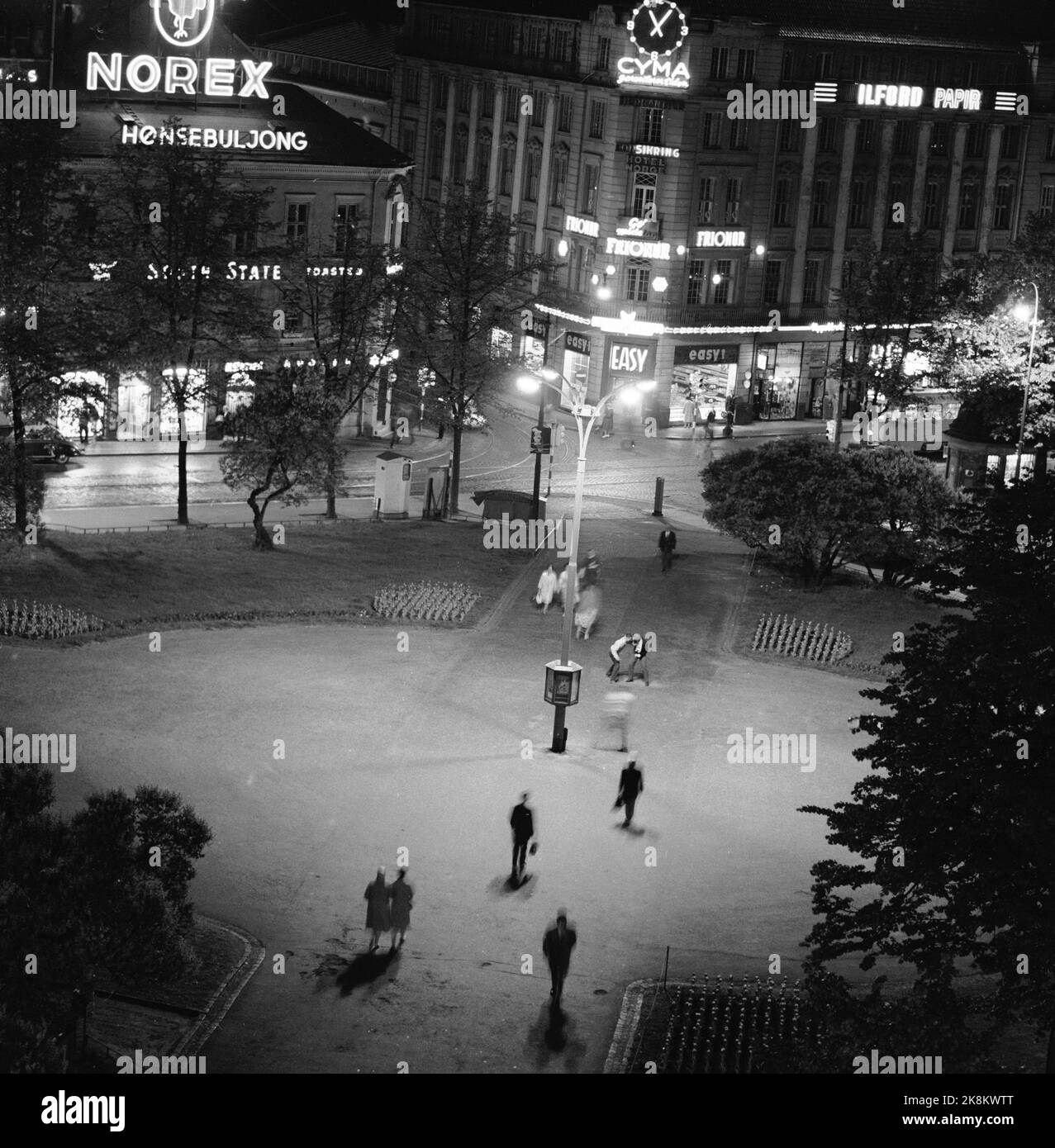 Oslo 19600604 "wo der Puls der Stadt klopft" Fotobericht aus Cecilhjørnet in Oslo. Stortingsgaten 8, überquerte das Stortingsgaten / Rosenkrantzgate. Die Kamera spiegelt das Leben des Tages an einer Straßenecke in Oslo wider. Übersichtsbild mitten in der Nacht. Foto: Aage Storløkken / Aktuell / NTB Stockfoto