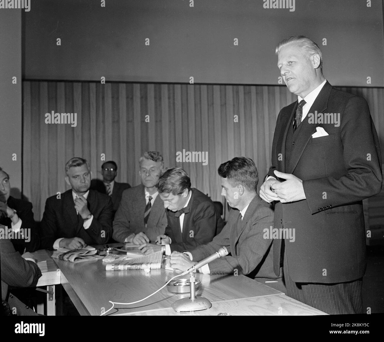 Oslo 19630828: Fall Kings Bay. Die große Kings Bay-Debatte im Storting endete mit dem von den bürgerlichen Parteien propagierten und von der SF unterstützten Misstrauensantrag, der im Storting eine Mehrheit erlangte, und die Regierung Gerhardsen trat zurück. Hier hält Premierminister John Lyng seine erste Pressekonferenz ab. Foto: NTB / NTB Stockfoto