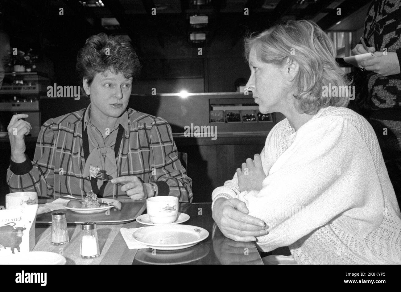 Oslo 19870115: Gro Harlem Brundtland (t.v.) hat die Regierungskrise im Fall Mesnali abgewendet. Hier im Gespräch mit dem Vorsitzenden des Sozialausschusses, Gunn Vigdis Olsen-Hagen, im Restaurant des Storting, 15. Januar 1987. Foto: Bjørn Sigurdsøn / NTB / NTB Stockfoto