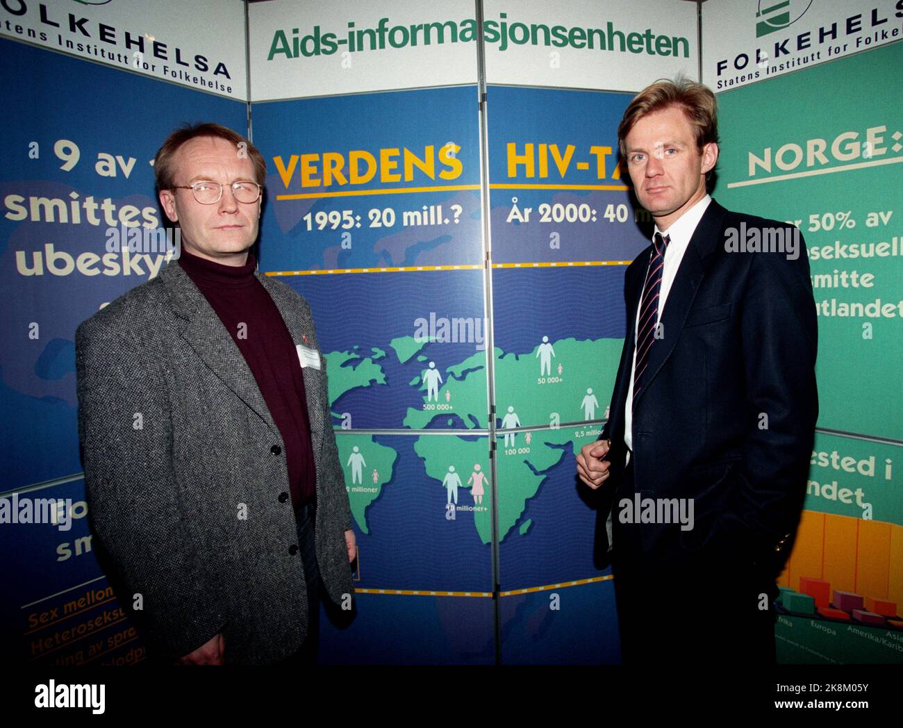 Oslo 19960418 Staatssekretär Jan Egeland (Th) und Vorsitzender der Nationalen Vereinigung gegen AIDS Arne Grønningsæter (TV) nehmen an einer großen Konferenz über HIV/AIDS und Menschenrechte Teil. Hier die beiden zusammen, mit Karten und Plänen von der Konferenz im Hintergrund. Foto: Morten Holm / NTB / NTB Stockfoto