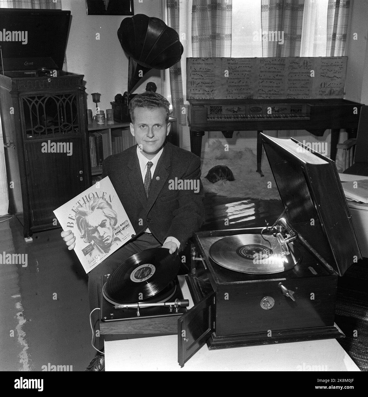 Oslo 19691031. Martin Schøyen mit Grammophonen / Plattenspielern und Schallplatten. NTB Stockfoto: Erik Thorberg / NTB Stockfoto