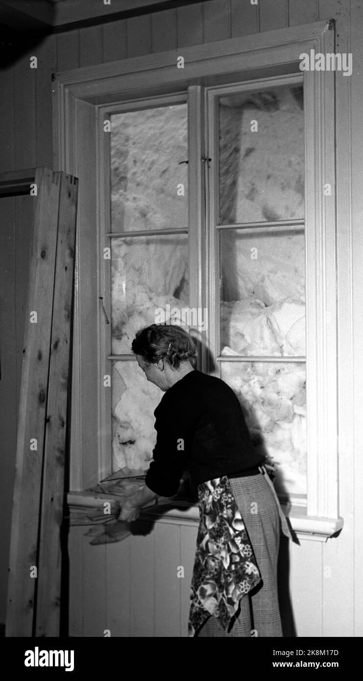 Kragerø 19540320. Südnorwegen steht kurz vor dem Erwürgen durch Schnee. Im Februar kippte der Schnee 23 Tage lang Tag und Nacht. Straßen waren blockiert, Züge schneiten hinein, Autos verschwanden unter den Schneemassen, an vielen Stellen fast nur der Schornstein, der über den Häusern hing. Der Schnee lag meterhoch in den Straßen und der Schnee Tag und Nacht. An einigen Stellen in der Stadt wurden die Fenster durch den Druck des Schnees gegen das Fenster zerquetscht. Foto: Aage Storløkken / Aktuell / NTB Stockfoto