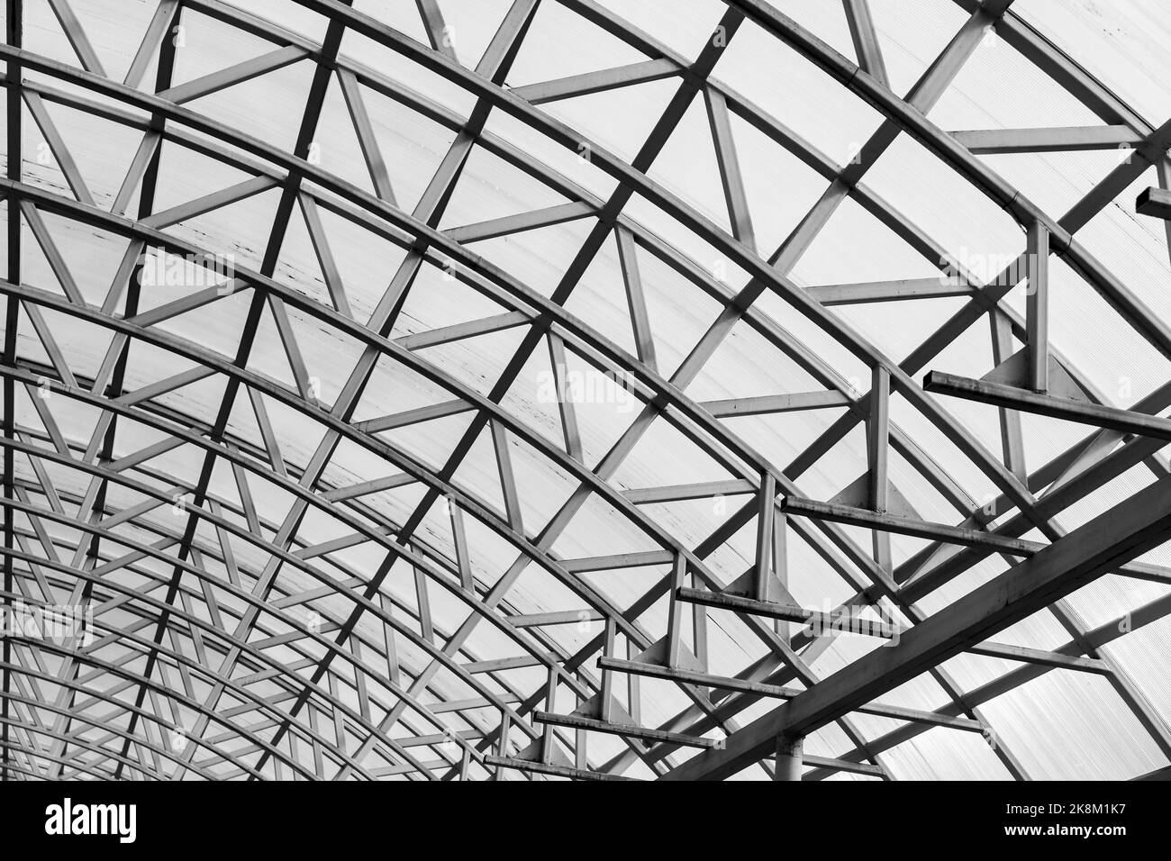 Moderne architektonische Struktur. Gewölbter Stahlrahmen und Polycarbonat-Dach, abstrakter Schwarz-Weiß-Fotohintergrund Stockfoto