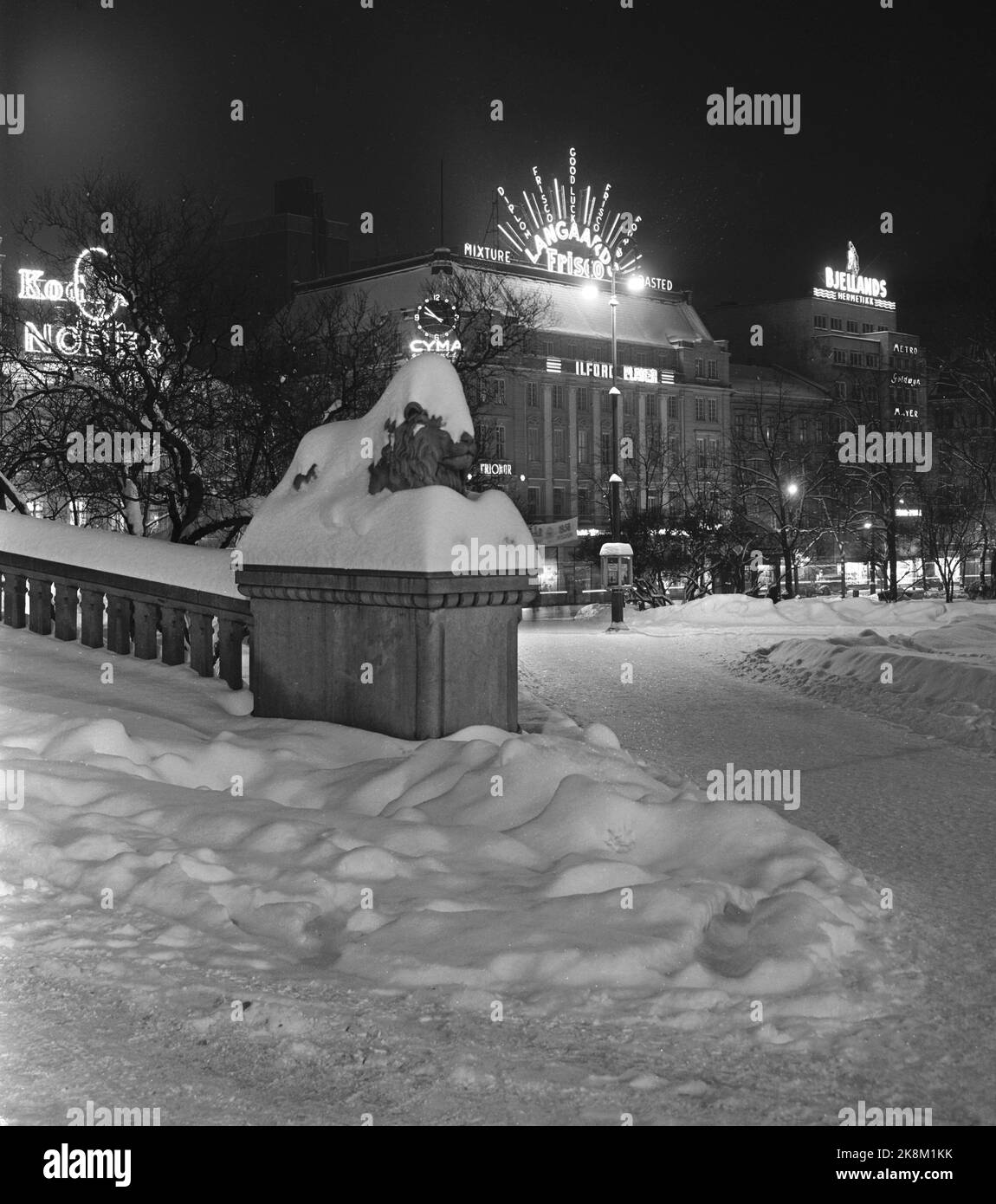 Wintermotive aus Oslo. Hier vom Storting aus gesehen mit einem verschneiten Löwen vor alter Lichtwerbung in den Stortingsgaten. Ntb Stockfoto