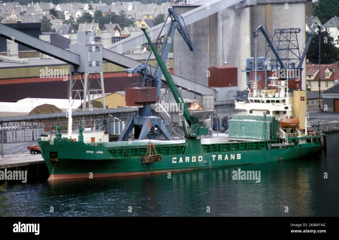 Høyanger 19840804. Das Großschiff 'Germa Lionel' am Kai in Høyanger, nachdem es von Libyen nach Norwegen zurückgekehrt war, wo es 10 Wochen lang zurückgehalten worden war. Als das Schiff am 5. Mai 1984 an den Kai in Tripolis kam, wurde die Besatzung von 13 Mann an Land gebracht und von der Sicherheitspolizei verhört. Ein norwegischer Seemann starb während der Folter. Die Besatzung wurde beschuldigt, an Putschversuchen gegen Gaddafi teilgenommen zu haben und Drogen ins Meer zu werfen. NTB Stock Photo Erik Thorberg / NTB Stockfoto