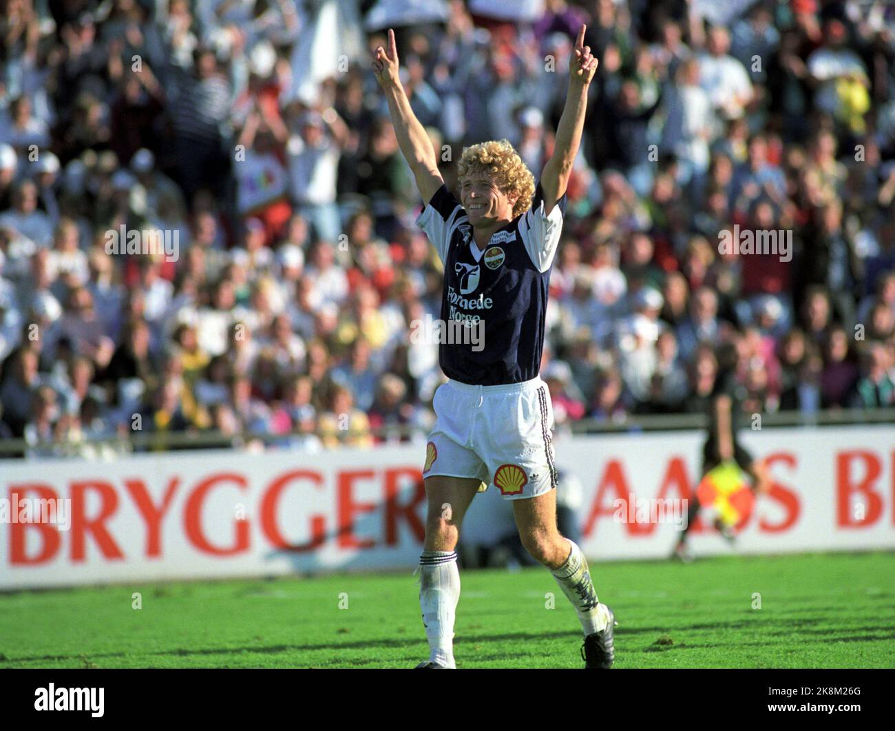 Drammen 19910915 Football Strømsgodset - Mjøndalen 2-0, Marienlyst Stadium. Zwei-Tore-Torschütze Odd Johnsen aus Strømsgodset freut sich über den Sieg. NTB Stockfoto: Morten Holm, NTB Stockfoto