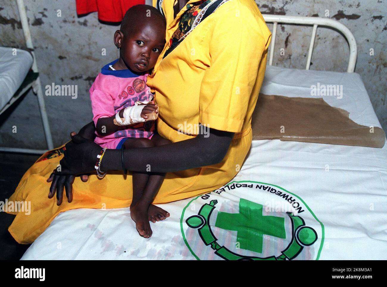 Sudan 19980622: Norwegische Volkshilfe freut sich, nachdem die Ministerin für Entwicklung und Menschenrechte Hilde Frafjord Johnson in diesen Tagen den weiteren Betrieb von drei Krankenhäusern im Südsudan sicherstellt. Die Notwendigkeit ist groß, und die Opfer des Bürgerkrieges sind zahlreich. Foto: Nils-Inge Kruhaug / NTB / NTB / Kind / Bürgerkrieg / Krieger / Krankenhaus / Krankenhaus / Stockfoto