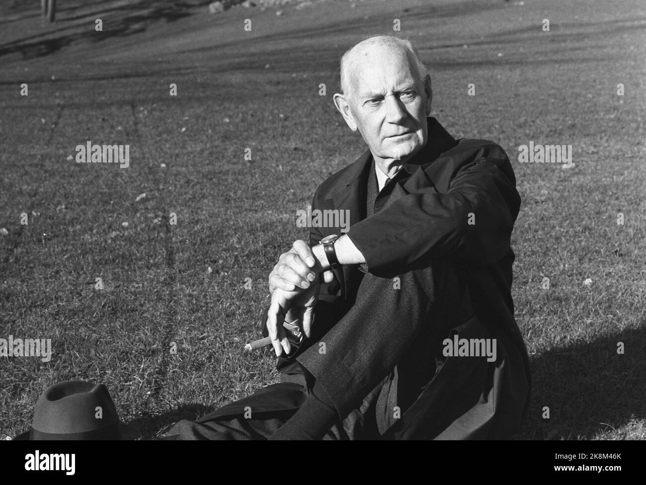 Oslo 19720506. Der ehemalige Premierminister Einar Gerhardsen wird am 10. Mai 75 Jahre alt. Seine Form ist tadellos und der Autor von ihm ebenso effektiv. Zwei Bücher waren Bestseller und im Herbst kommt das dritte Buch. Zigarre rauchen. Foto: Ivar Aaserud Current / NTB Stockfoto