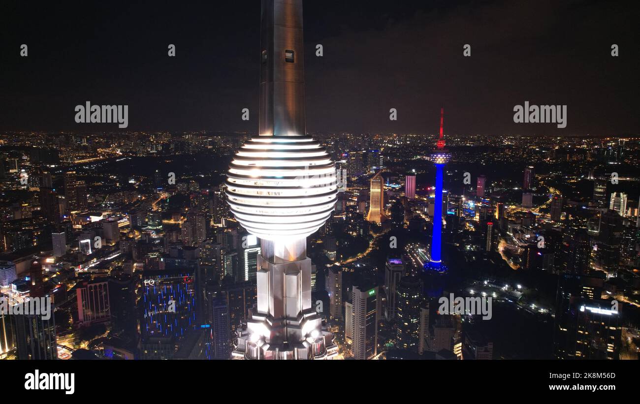 Der berühmte Oriental Pearl TV Tower in der Stadt Kuala Lumpur, Malaysia bei Nacht Stockfoto