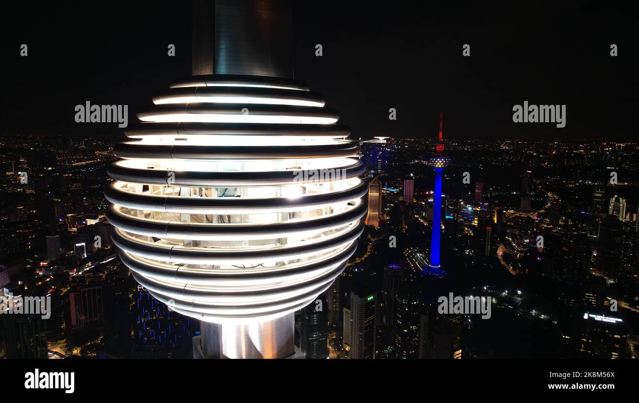 Der berühmte Oriental Pearl TV Tower in der Stadt Kuala Lumpur, Malaysia bei Nacht Stockfoto