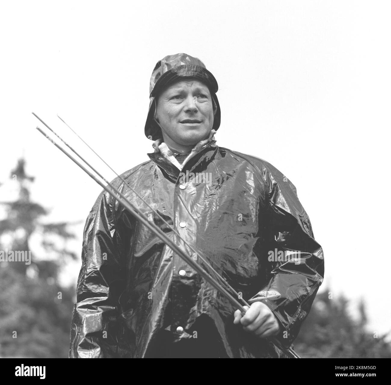 Sjusjøen 19580816. Hamarpiken Ruth und Willy Brandt Bürgermeister und Bundespräsident von Berlin (FH hier Willy Brandt, der sein Glück mit neuer Angelrute in Regen und Südwesten versuchen wird. Foto: Sverre Børretzen Current / NTB Stockfoto