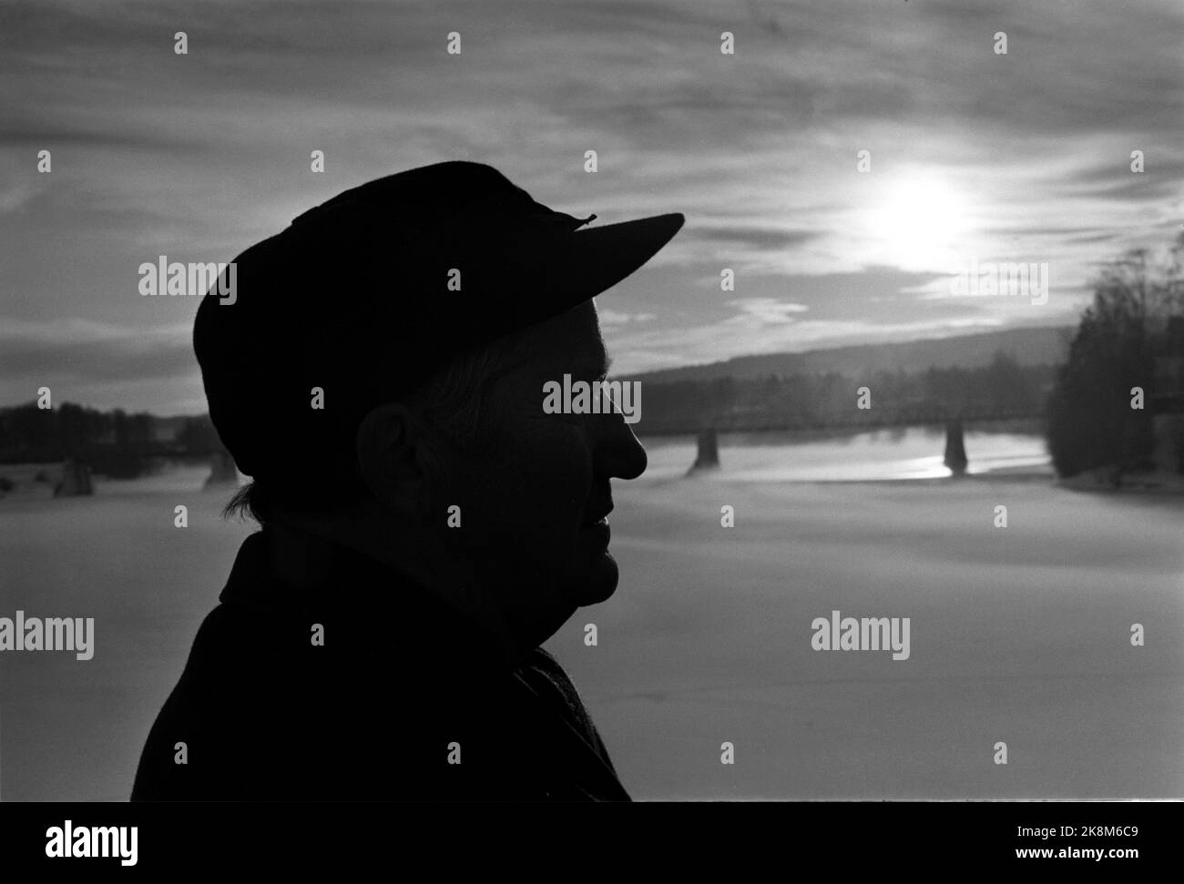 Elverum 1973 Autor und Journalist Dagfinn Grønoset (geboren am 4. April 1920 in Trysil, gestorben am 28. Januar 2008) ist vor allem für das Buch über Anna in der Wildnis und ähnliche Bücher über das Leben in Utkant-Norwegen bekannt. Porträt, im Freien, mit Hut. Profil/Hintergrundbeleuchtung. Foto: Aage Storløkken / Aktuell / NTB Stockfoto