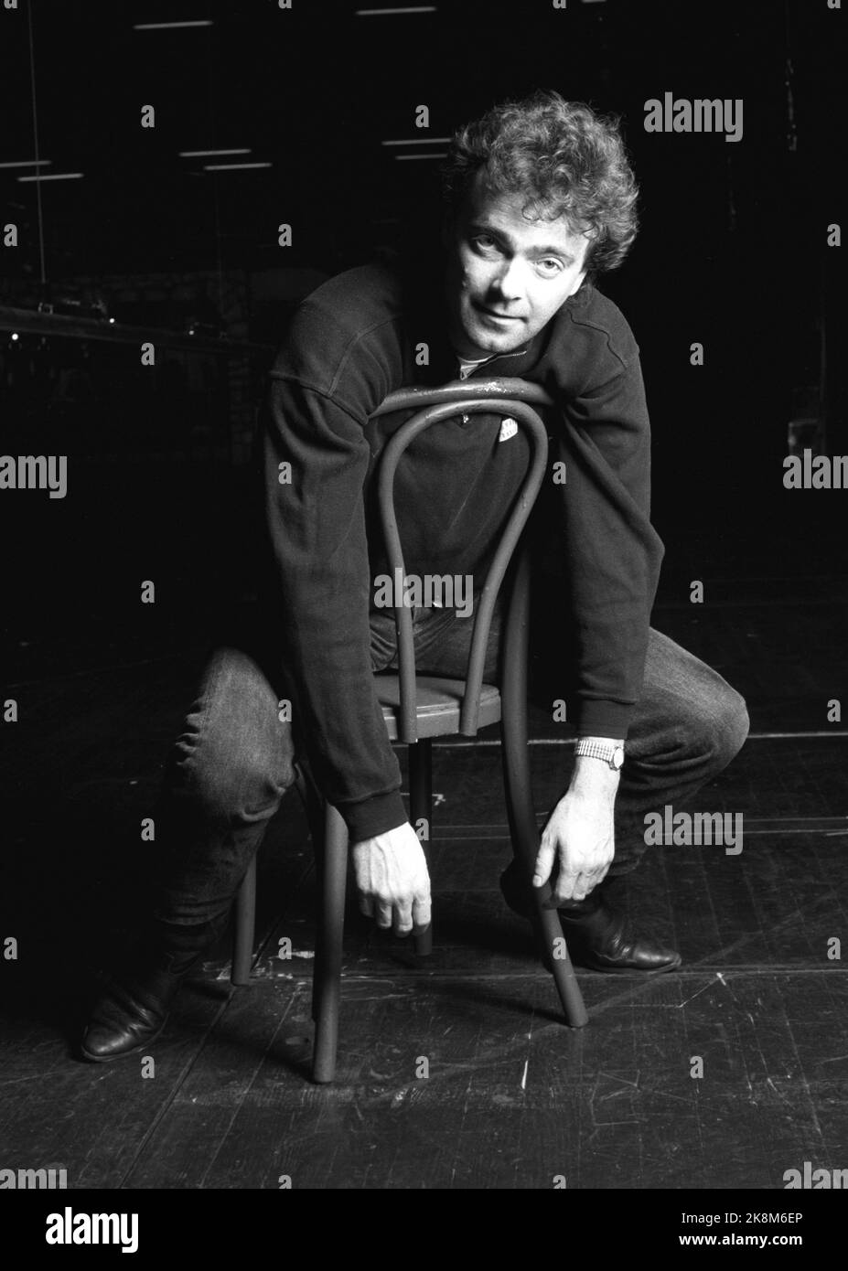 Oslo 27. Januar 1988. Schauspieler Øyvind Blunck, hier von der Bühne des Norwegischen Theaters, sitzt auf einem Stuhl. Foto: NTB / NTB / Eystein Hanssen Stockfoto