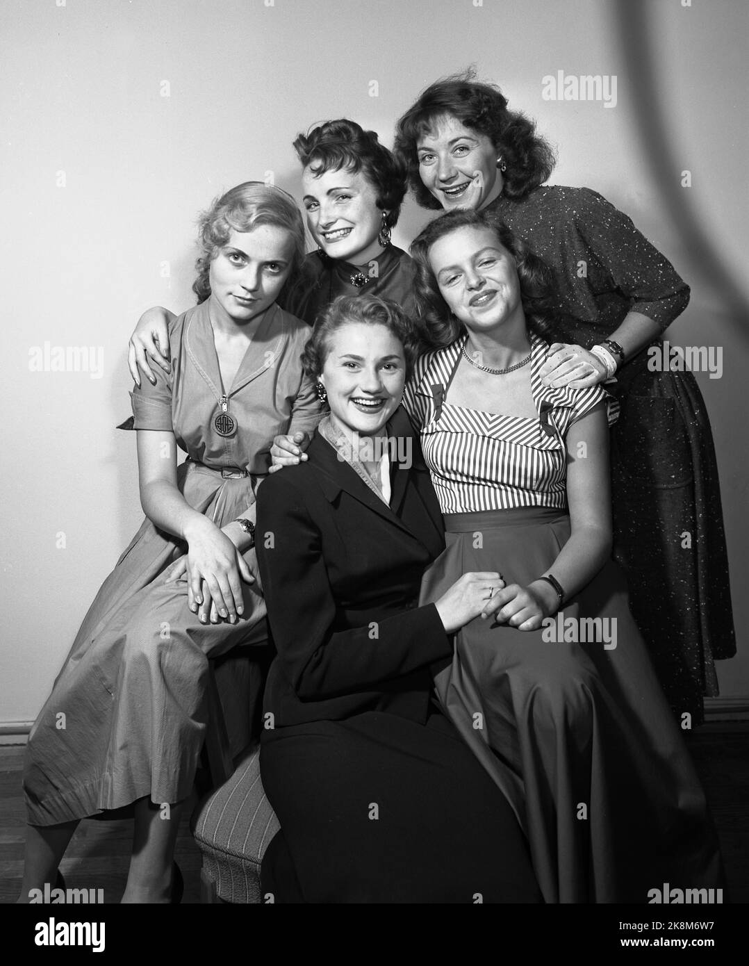 Oslo 1954. „Neun neue Filmgesichter.“ Dieser Strauß neuer, junger Talente im norwegischen Film begrüßt die „Current“-Leser zur herbstlichen Filmsaison. In der hinteren Reihe von: Gudrun Waadeland (spielt Korrekturlesung in Skouens 'IT Burns Tonight') Anita Thallaug (Filmdebüt 'in the Name') und Grete Nordrå (Gunvor im Film 'Trost in the Roof Lamp'). Vorne: Karin Hox ('Never Other than Noise') und Vigdis Røising ('Never Other than Noise'). Foto: Sverre A. Børretzen Stockfoto