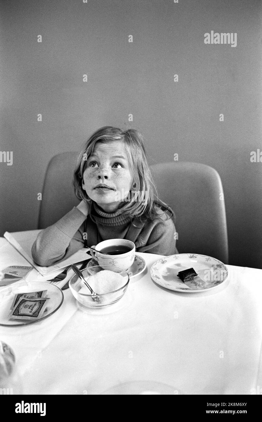 Røros März 1968 Aufnahme des Films über Pippi Langstrumpf aus den Büchern von Mastrid Lindgren. Pippi wird von Inger Nilsson gespielt. Hier ist Inger Nilsson selbst ohne Kostüm, trinkt Tee. Foto: Aage Storløkken / Aktuell / NTB Stockfoto