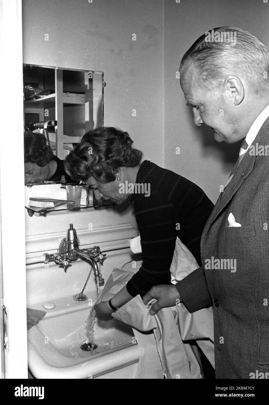 Juni 1961 Scotchgard-imprägnierte Popliner-Mäntel. Neue Epoche -Herstellung Imprägnierung, die wasserabweisend, ölabweisend und Schmutz schützend ist. Foto: Ivar Aaserud / NTB / NTB Stockfoto