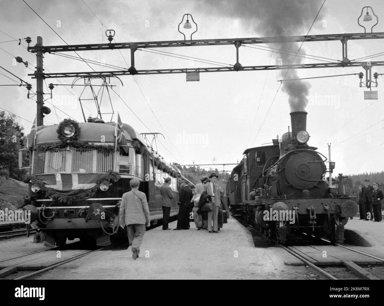 Nerlaug 19490630 Sørlandskspressen, Eröffnungsreise. Hier die dekorative Lokomotive am Bahnhof Nerlaug, wo eine Delegation eingeladener Personen den Zug auf dem Weg nach Kristiansand traf. Th. Eine alte Dampflokomotive. Neu und alt zusammen. Foto: NTB / NTB Stockfoto