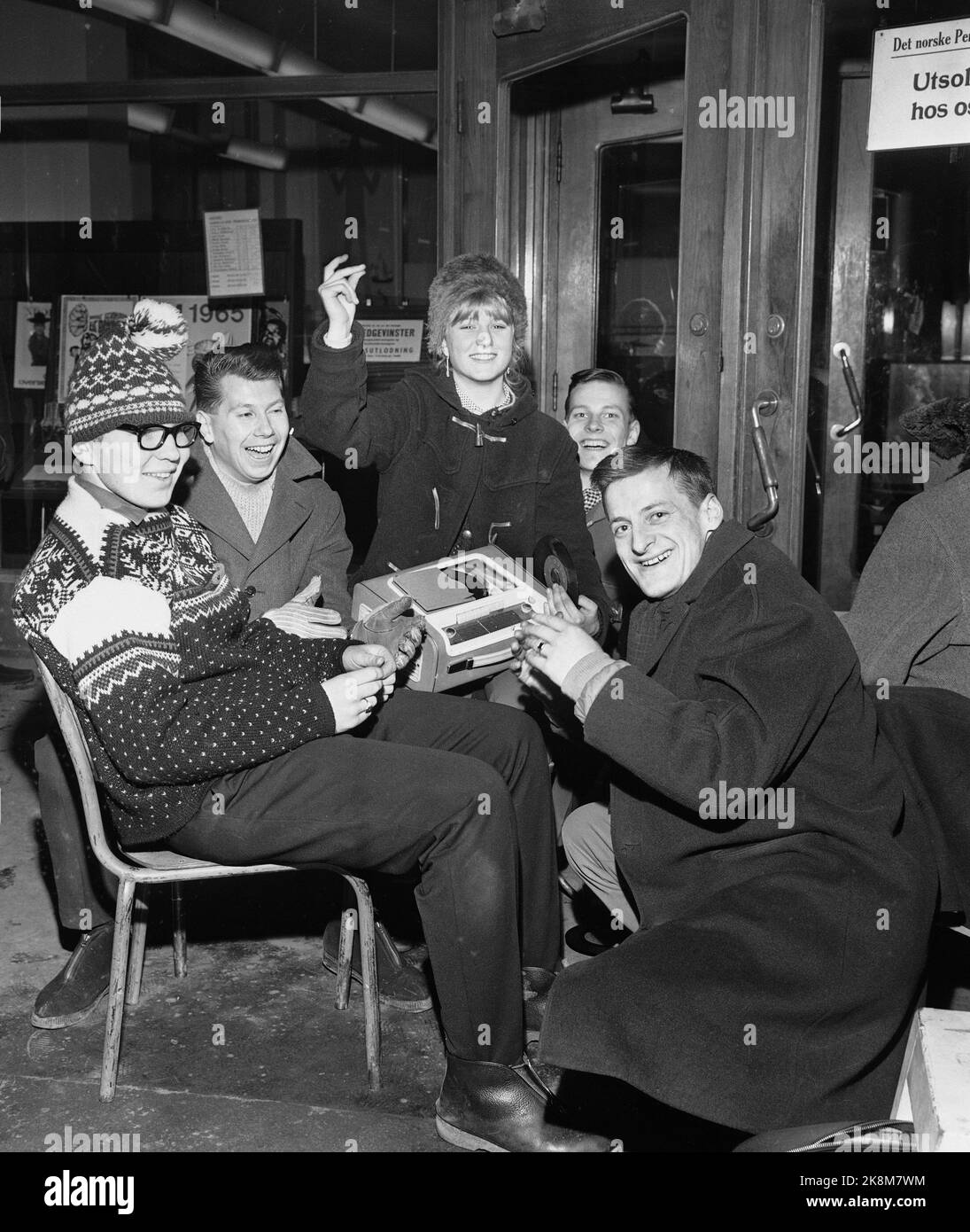 Die Osloer Weltmeisterschaft 196502 auf Schlittschuhe, schnelle Rennen, wird im Bislett-Stadion in Oslo stattfinden, und die Leute haben schon lange damit begonnen, sich anzustellen, um Tickets zu bekommen. Hier stehen glückliche junge Menschen an. Sie haben ein 'Radionette Kombi' Reiseradio mit Plattenspieler für Unterhaltung während des Wartens. Foto: Henrik Laurvik / NTB Stockfoto