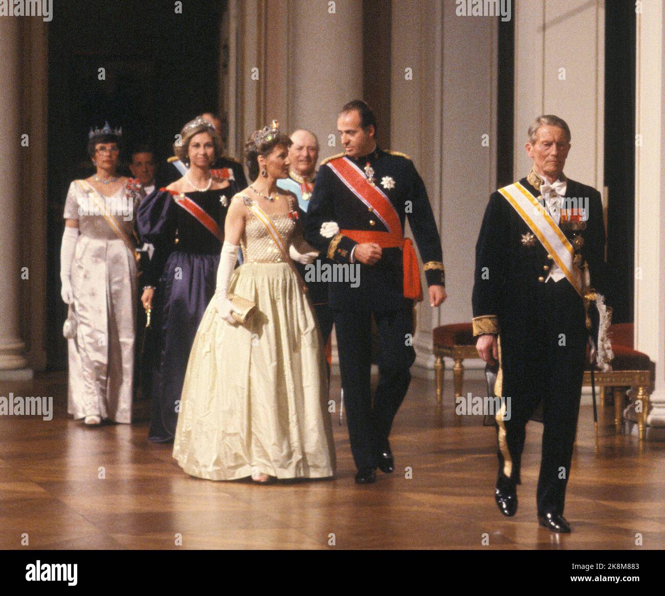 Oslo 198204 14-16 das spanische Königspaar König Juan Carlos und Königin Sofia bei einem offiziellen Besuch in Norwegen. Hier sind die Royals auf dem Weg zum Galadiner im Schloss. Kronprinzessin Sonja und Juan Carlos zuerst in der Serie, hinter Königin Sofia, König Olav, Prinzessin Astred und Kronprinz Harald. Foto: NTB / NTB Stockfoto